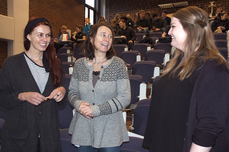 Janine Tessem Strøm (t.v.), Cathrine Theodorsen og Torhold Larsen Skillingstad er fornøyde med det første skrivekurset for elever fra videregående.